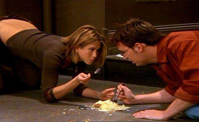 Rachael and Chandler eating cheesecake off floor